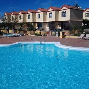 Oasis By The Pool Apartamento